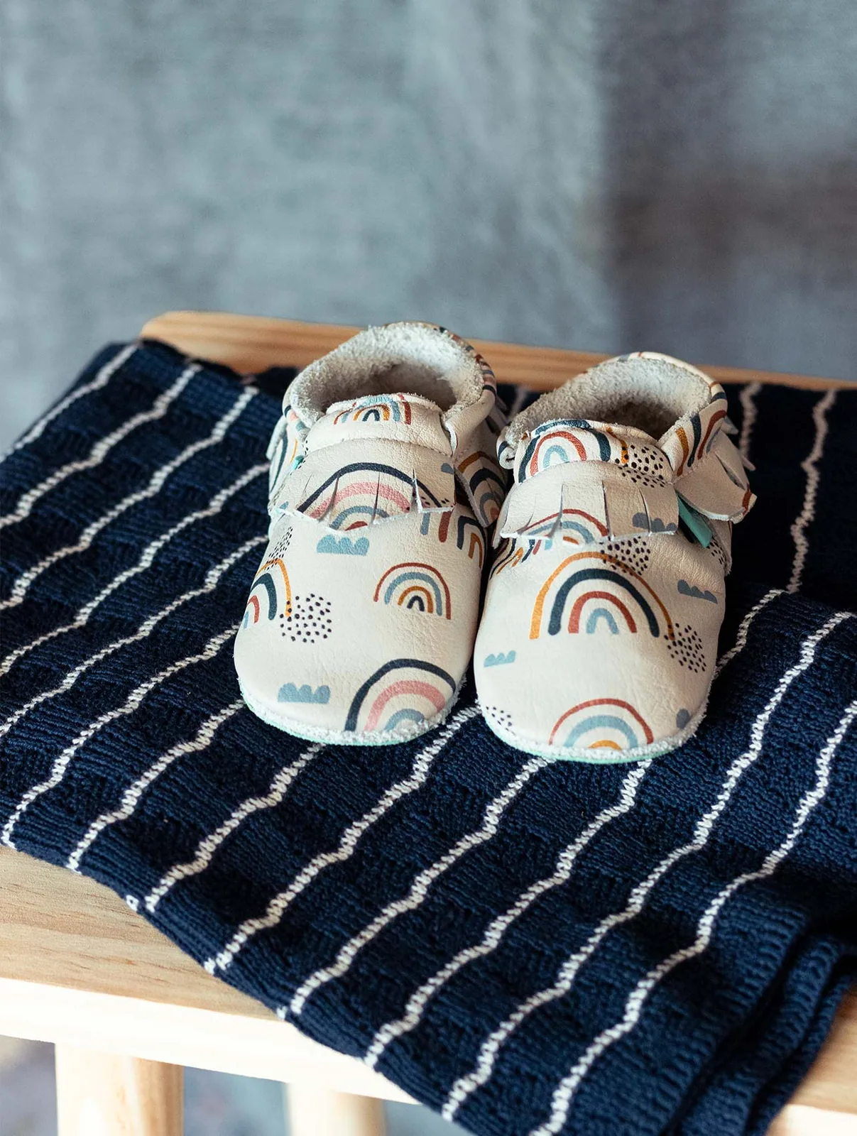 Для первых шагов: мягкие ботиночки SHUU Moccs, радужные, фото 2